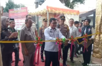 Asis 1 Pemkab Solsel Efi Yandri Gunting Pita Tanda Peresmian Kampung Bebas Narkoba