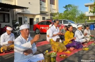 Mencintai Kearifan Lokal Polsek Denpasar Barat Menggelar Persembahyangan Piodalan Tumpek Landep