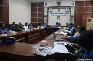 Plt. Asisten II Bidang Ekonomi dan Pembangunan, Wal Asri, didampingi Asisten III, Ifon Satria Chan, serta Kepala Bagian Perencanaan dan Anggaran, Hidayatul Rusda, bersama kepala perangkat daerah terkait lainnya, gelar FPD, Senin 17 Februari 2025.