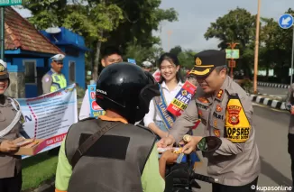 Momen Valentine bertepatan Operasi Keselamatan Musi 2025, Kapolres Muba bagikan Cokelat "Kasih Sayang"