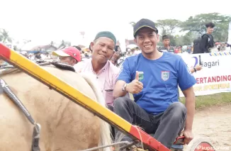 Ketua DPRD kota Payakumbuh, Wirman Putra Dt. Rajo Mantiko Alam memberikan apresiasi atas terselenggaranya acara alek nagari turun temurun berupa pacu Kuda, di lapangan pacu Kuda Kubu Gadang, Payakumbuh Utara, Minggu 23 Februari 2025.