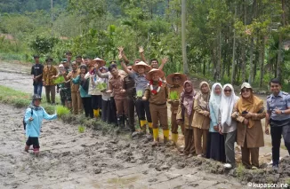 Pemkab Limapuluh Kota Dukung Program ASTA Cita Dengan Lapas Kelas III Suliki,di petak persawahan rakyak, Senin 24 Februari 2025 di petak persawahan rakyak, Senin 24 Februari 2025.