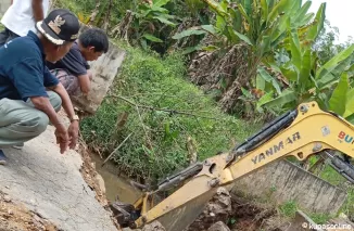 Pemnag Kurnia Selatan Gerak Cepat Perbaiki Jembatan Runtuh, Warga Sambut Gembira