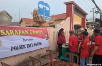 Polsek Jati Agung Gelar Program Jumat Berkah, Bagikan Sarapan Gratis Untuk Masyarakat