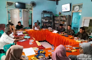 Saat rapat penetapan rancangan APB Nagari Campago sedang berlangsung di kantor nagari setempat.(Trisnaldi).