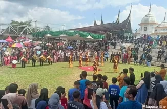 Ribuan Masyarakat Limapuluh Kota Berbondong-bondong di Acara Potang Balimau, Jumat 28 Februari 2025.