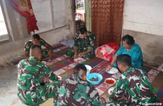 Satgas TMMD ke 123 Kodim 0319/Mentawai Tunjukkan Keahlian Memasak Dan Kebersamaan Bersama Masyarakat