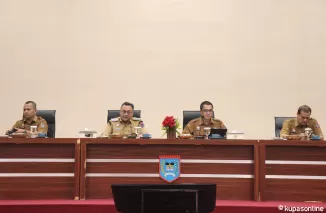 Pj Wako Payakumbuh Suprayitno ketika menggelar Rapat Koordinasi Pejabat Pemerintah Kota Payakumbuh di aula Ngalau Indah kantor Balaikota Payakumbuh, Selasa 11 Februari 2025.