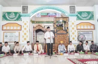 Sekda Apriyadi Hadiri Isra Mikraj, Warga Teluk Kijing Ucapkan Terima Kasih