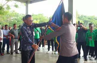 SSB Bintang Timur Terima Bendera Pataka Sebelum Bertarung di Tingkat Nasional, di halaman kantor Balaikota setempat, Jumat 7 Februari 2025.