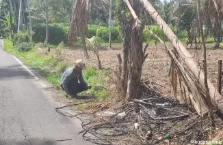 Teknisi ALKAL/PJU sedang tugas rutin di lapangan memperbaiki kabel PJU yang putus di Pungguang Ladiang.(Trisnaldi).