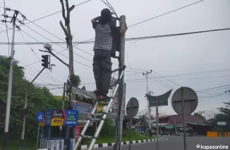 Saat petugas teknis dari Dishub sedang memperbaiki traffic light yang rusak atau padam di Simpang Kurai Taji Kota Pariaman.