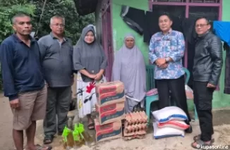 Kepala Dinas Sosial Kabupaten Solok,Mulyadi Marcos (2 kanan) menyerahkan bantuan kepada masyarakat korban banjir.