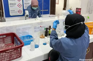 Analis Labling Kota Pariaman yang lagi melaksanakan tugasnya di ruang kerja labling daerah setempat.(Trisnaldi).