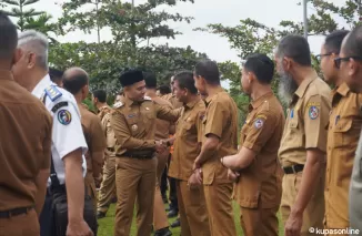 Wabup Limapuluh Kota Rito untuk pertama kalinya memimpin apel gabungan di halaman komplek kantor bupati Sarilamak, Senin 24 Februari 2025 pagi.