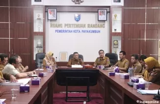 Wakil walikota Payakumbuh Elzadaswarman didampingi sekretaris daerah Rida Ananda dan kadis Lingkungan Hidup Desmon Korina dalam Rapat Koordinasi rencana pengelolaan sampah di aula Randang Lantai 2 Balaikota Payakumbuh, Selasa 25 Februari 2025.