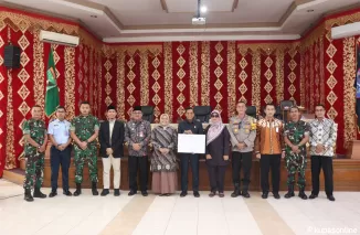 Foto bersama usai rapat paripurna di hadapan para tamu undangan yang terdiri dari Penjabat (Pj) Walikota, Sekretaris Daerah (Sekda), unsur Forkopimda, serta kepala Organisasi Perangkat Daerah (OPD) di ruang sidang DPRD, Minggu 9 Februari 2025.