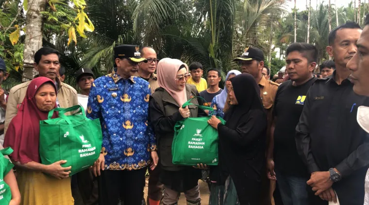 Anggota DPR RI Lisda Hendrajoni, Tinjau Dan Salurkan Bantuan Sembako Untuk Korban Banjir di Pelangai Gadang