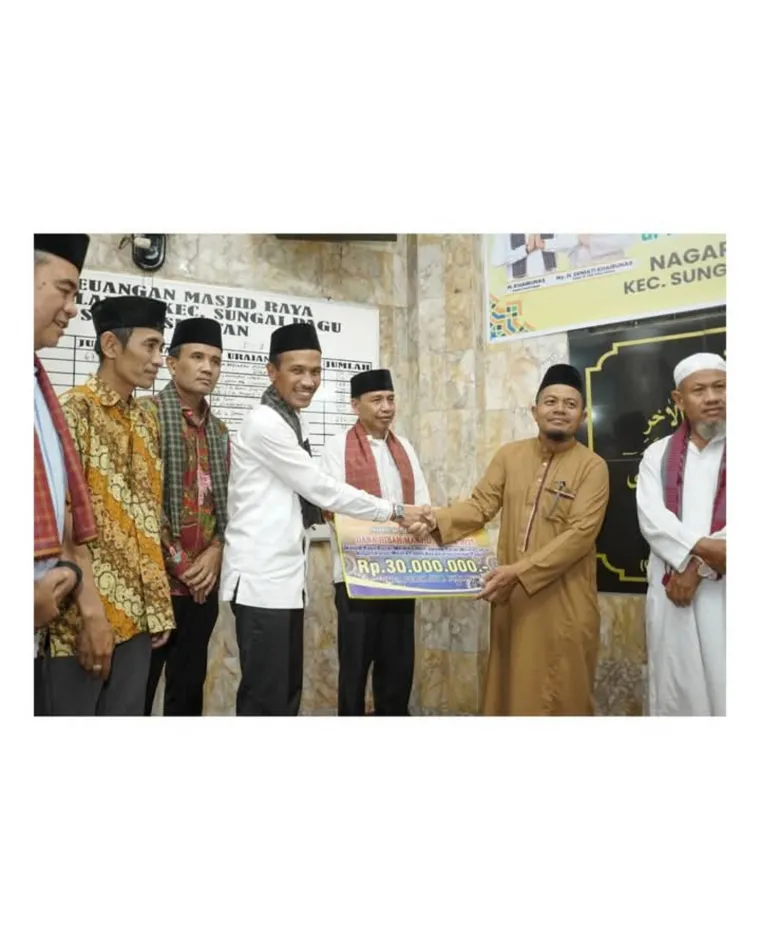 Wabup Yulian Efi Serahkan Bantuan Pembangunan Kepada Pengurus Masjid