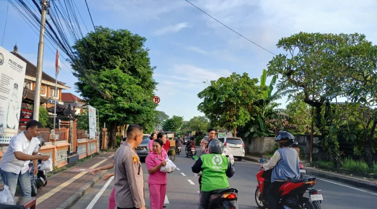 Berbagi Berkah Ramadan, Polsek Denpasar Utara Bagikan Takjil ke Pengendara