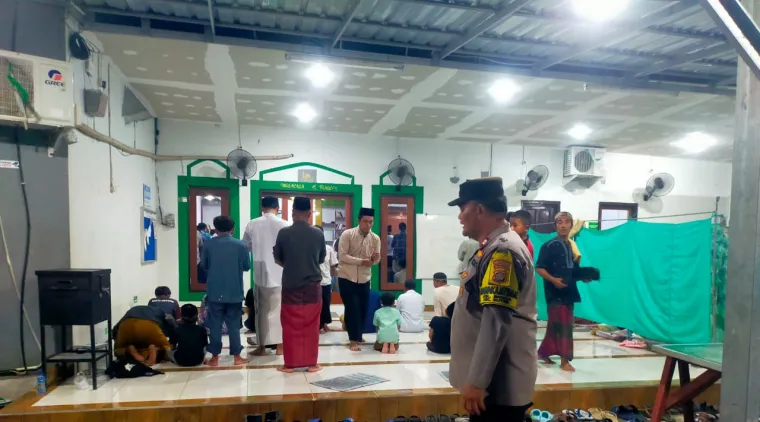 Bhabinkamtibmas Benoa Amankan Sholat Tarawih di Musholla Al-Furqon