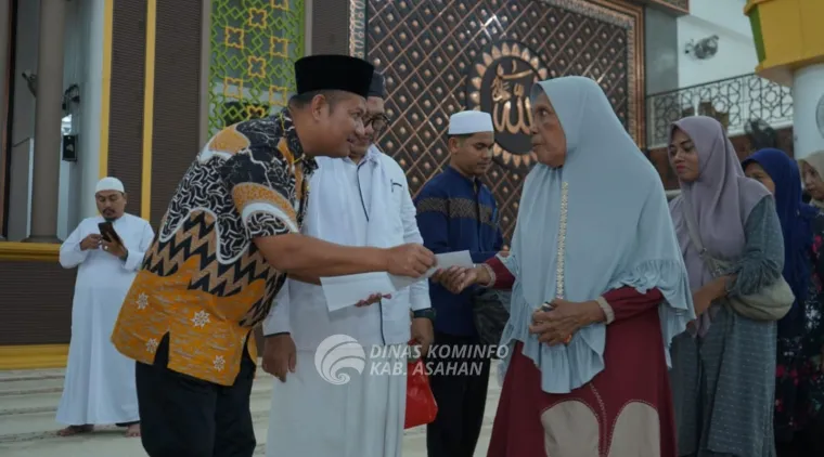 BKM Agung H. Achmad Bakrie Kisaran Bersama Wakil Bupati Asahan Salurkan Bantuan kepada Kaum Dhuafa dan Anak Yatim