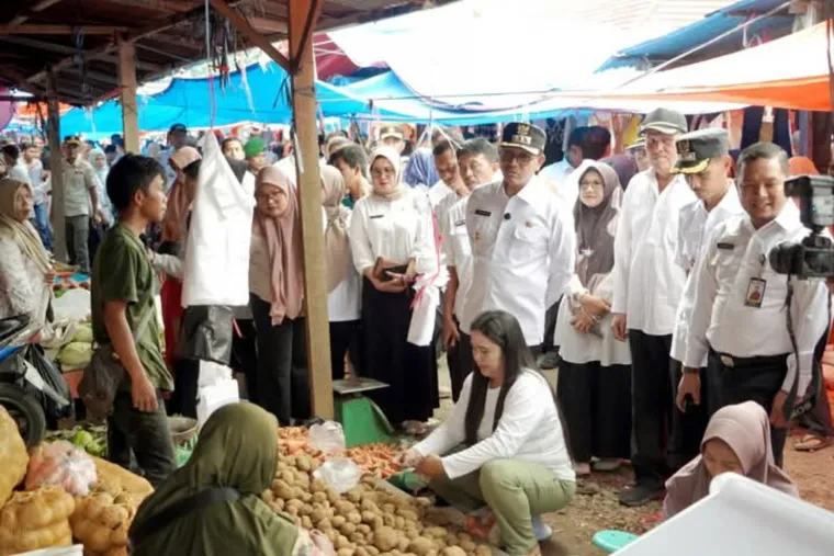 Bupati dan Wabup Solsel didampingi OPD terkait Sidak ke Pasar Padang Aro