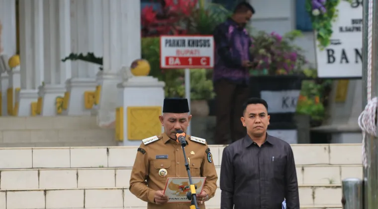 Bupati Limapuluh Kota Safni Sikumbang memimpin apel seluruh ASN di jajaran Pemkab Limapuluh Kota di pelataran komplek kantor bupati Sarilamak, Senin, 3 Maret 2025.