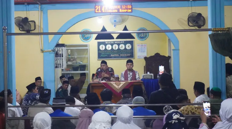 Bupati-Wakil Bupati ingatkan warga yang berada di DAS peduli terhadap lingkungan, ketika memimpin Tim I Safari Ramadhan kabupaten Limapuluh Kota mengunjungi masjid Baitul Hikmah, nagari Gunuang Malintang, kecamatan Pangkalan, Jumat 14 Maret 2025.