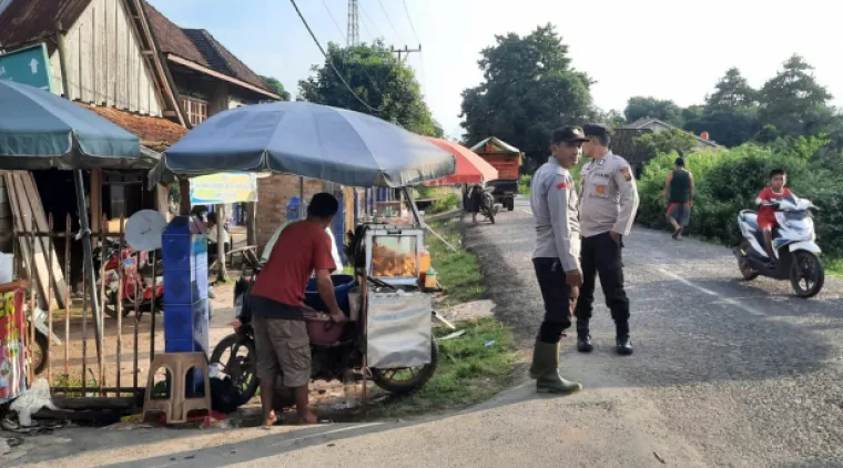 Cegah Berbagai Aksi Kejahatan, Polsek Muara Kuang Lakukan Pengamanan di Pasar Beduk