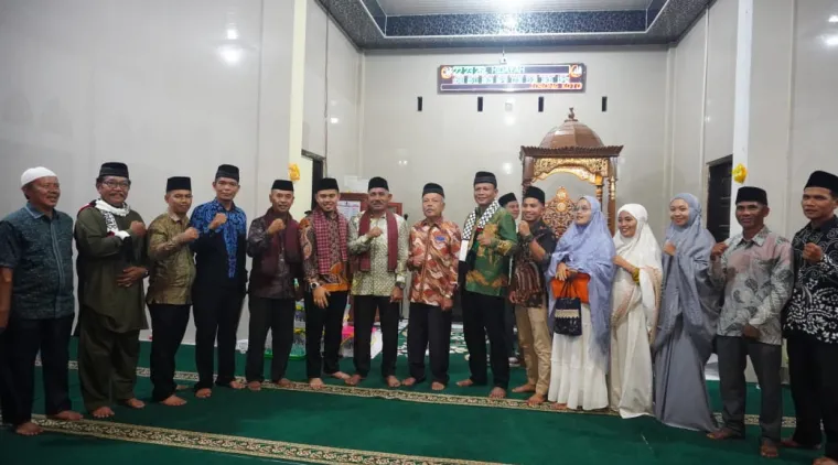 Wali nagari Batu Balang, kecamatan Harau, Dasril Sofriadi didepan ratusan masyarakat Batu Balang di masjid Al-Hidayah, jorong Koto Kociak saat menyambut kunjungan Tim Safari Ramadhan Pemkab Limapuluh Kota, Selasa 11 Maret 2025.