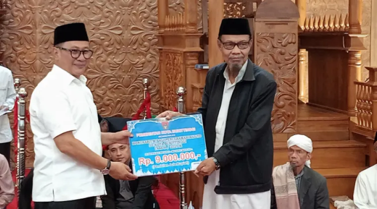 Wako Bukittinggi serahkan honor penceramah ke Masjid Jamik Surau Gadang