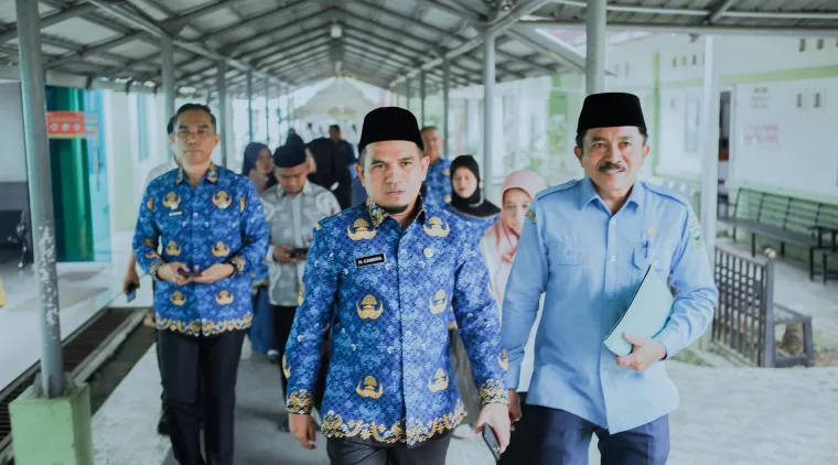 Wabup Candra didampingi Direktur PDAM, Febri Fauza (kanan),Sekda Medison (belakang kiri),Direktur RSUD, dr. Sri Efianti, dan Pejabat lainnya,saat meninjau ketersediaan air bersih di RSUD Arosuka.