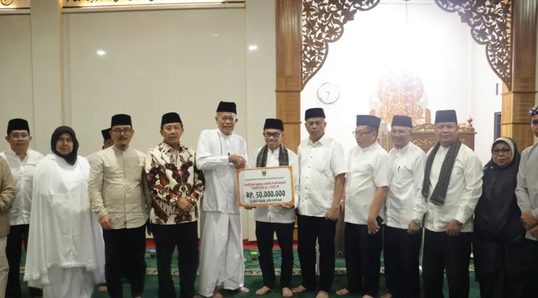 Didampingi wakil walikota Payakumbuh Elzadaswarman, tim provinsi serahkan bantuan pembangunan masjid Al Muttaqin kelurahan Tanjung Pauh, kecamatan Payakumbuh Barat, senilai Rp50 juta, Senin 3 Maret 2025.