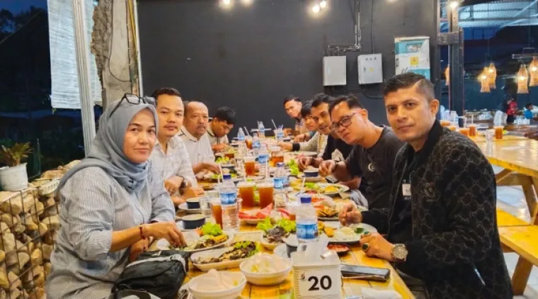 Dimomen Ramadhan, Zeki Oktariza Karini Jalin Keakraban dengan Wartawan, di sebuah cafe terkenal kota Payakumbuh, Minggu 16 Maret 2025.