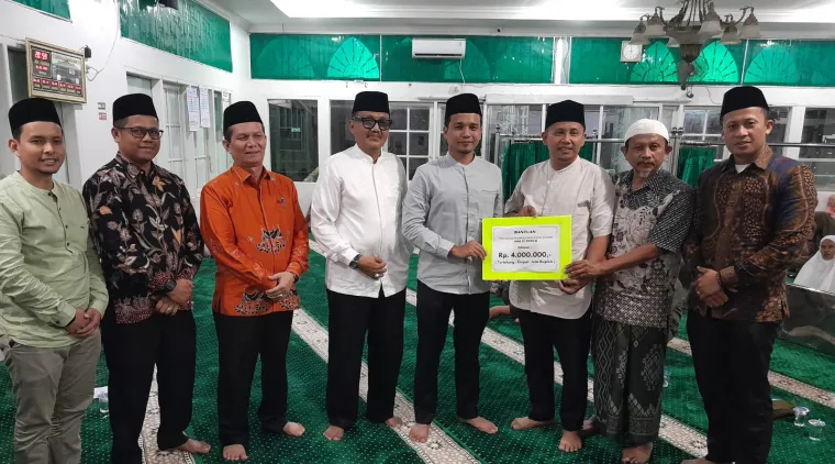 Foto bersama, penyerahan bantuan uang secara simbolis dari Tim XV Ramadan 1446 H Pemko Solok kepada Pengurus Masjid Al Muhajirin VI Suku.