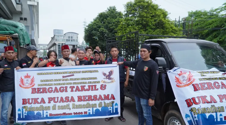 DPP GBR Sriwijaya Di Bulan Suci Ramadhan Bagikan, 1500 Takjil Dan 500 Dus Minuman Kaleng