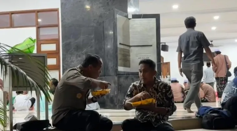 Gaya Buka Puasa Merakyat Wagub Vasko Ruseimy, Lesehan Bareng Kapolda Sumbar di Pinggir Masjid