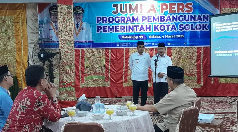 Wako Ramadhani Kirana Putra dan Wawako Suryadi Nurdal diacara Jumpa Pers dengan awak media.