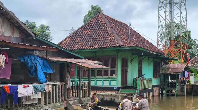 Gerak Cepat Kapolsek Tanjung Batu Berikan Bantuan Warga terdampak Banjir