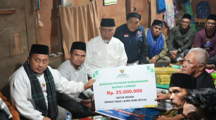 Gubernur Mahyeldi Singgah Sahur di Taratak Tangah, Serahkan Bantuan Bedah Rumah untuk Keluarga Bu Nuraniah