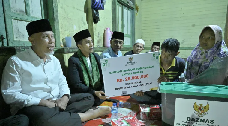 Gubernur Sumbar Serahkan Bantuan Rehab Rumah di Agam, Ingatkan Pentingnya Pendidikan Anak