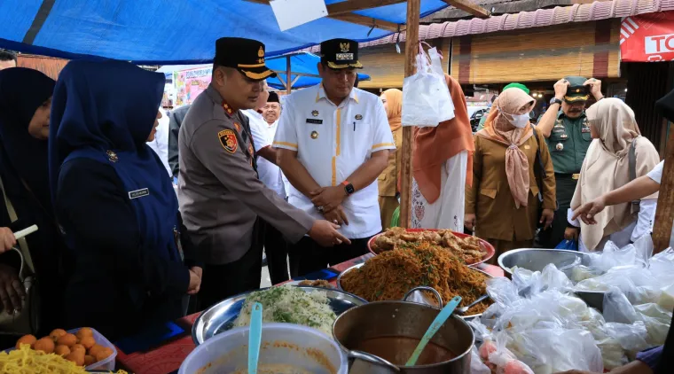 Wali Kota Pariaman, Yota Balad dan rombongan ketika meninjau pasar pabukoan tersebut.