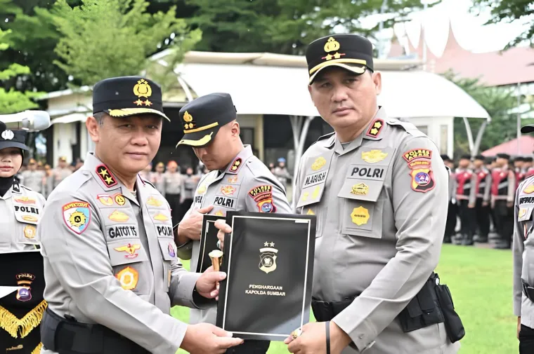 Kapolres Agam Terima Penghargaan atas Dedikasi dalam Gerakan Salat Subuh Berjamaah