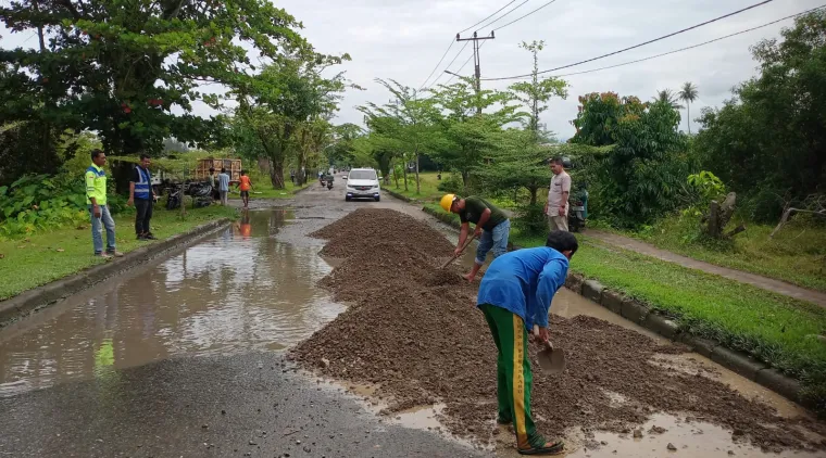 Kerusakan Jalan di Ujung Penurunan Jembatan Muaro Pariaman di Timbun dengan Timbunan Kelas A