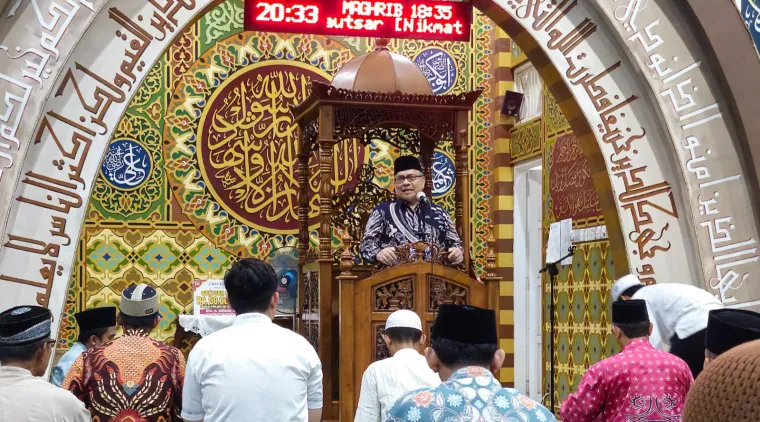 Ketua DPRD Sumbar Muhidi Sholat Tarawih dan Berikan Tausiah di Masjid Darussalam