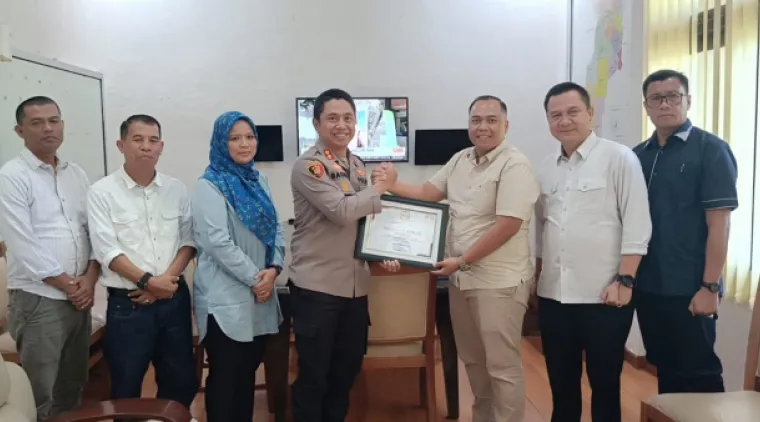 KPU Ogan Ilir Berikan Piagam Penghargaan kepada Polres Ogan Ilir atas Keberhasilan Pengamanan Pilkada 2024