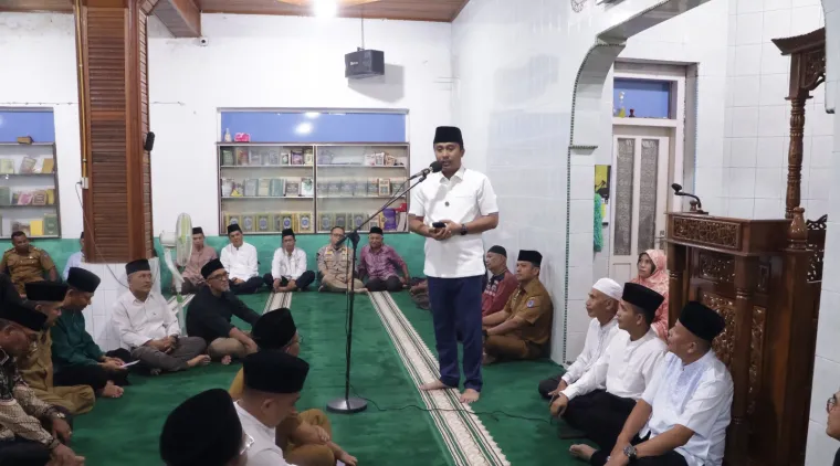 Wakil gubernur Sumatera Barat Vasko Ruseimy, dan rombongan Tim Safari Ramadhan Provinsi Sumbar dalam kunjungan ke masjid Baitul Inabah, Padang Karambia, kecamatan Payakumbuh Selatan, Selasa  4 Maret 2025.