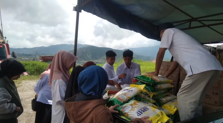 Masyarakat membeli kebutuhan pokok di Operasi Pasar Pangan di Halaman Kantor Camat Lembah Gumanti di Alahan Panjang.