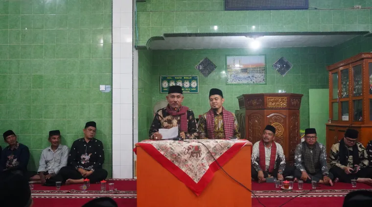 bupati Limapuluh Kota, H Safni dan wakil bupati Limapuluh Kota, Ahlul Badrito Resha saat memimpin Tim I Safari Ramadhan di masjid Nurul Huda, Sialang, nagari Tungkar, Selasa 18 Maret 2025.